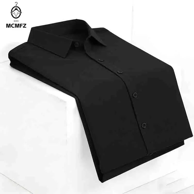 Men's Smooth Short-Sleeve Stretch Shirt. Pointed collar and button front.